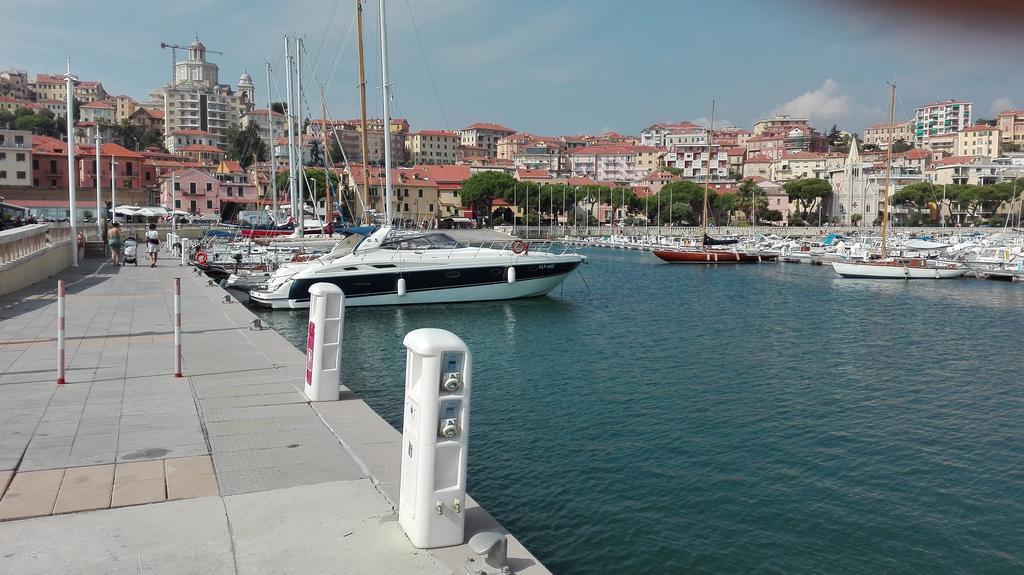 Case Vacanze Borgo Marina Imperia Exterior photo