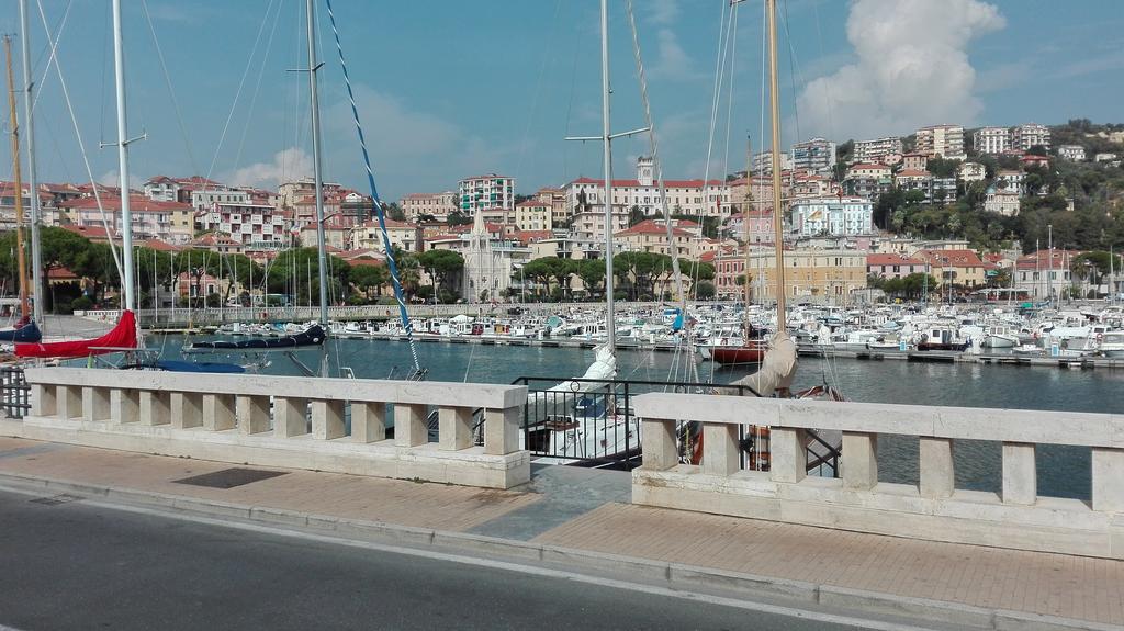 Case Vacanze Borgo Marina Imperia Exterior photo