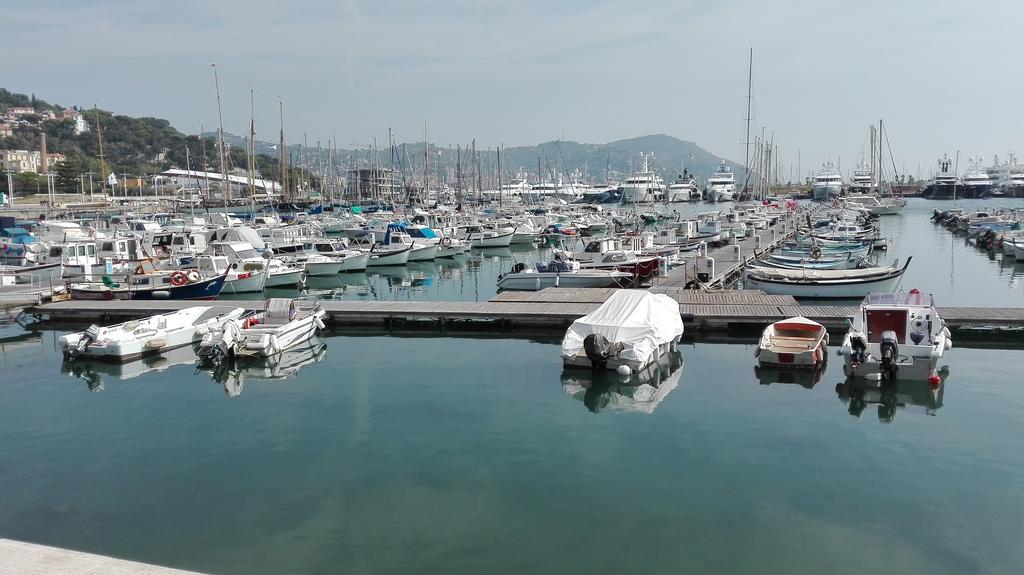 Case Vacanze Borgo Marina Imperia Exterior photo